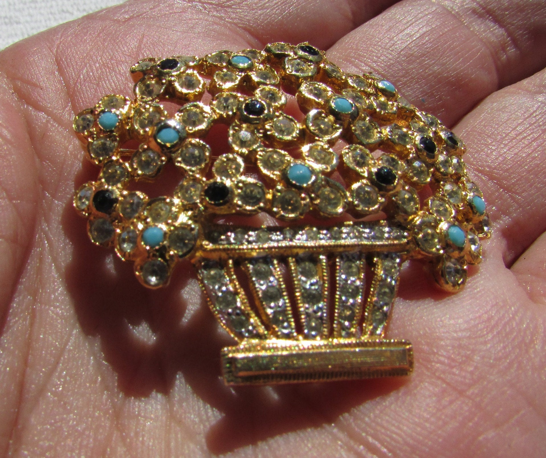 The flower 2024 basket brooch