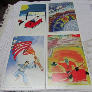 Peut inclure: Quatre cartes postales vintage présentant des œuvres d'art d'enfants. Les cartes représentent des scènes de sports d'hiver, dont la luge, le ski et le hockey sur glace. Chaque carte comprend le nom, l'âge et le pays de l'artiste. L'œuvre est colorée et expressive.