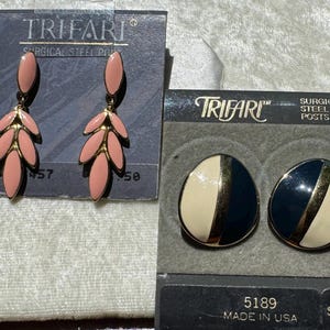 Vintage Trifari-oorbellen met gaatjes 2 paar emaille nieuw op kaart oorstekers NOS gratis verzending VS