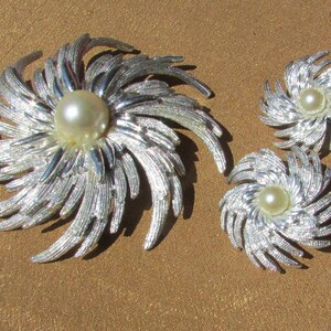 Broche Vintage Signée SARAH COV - Gravure Fine Couleur Or Blanc - Occasion - Bijou Ancien *3486