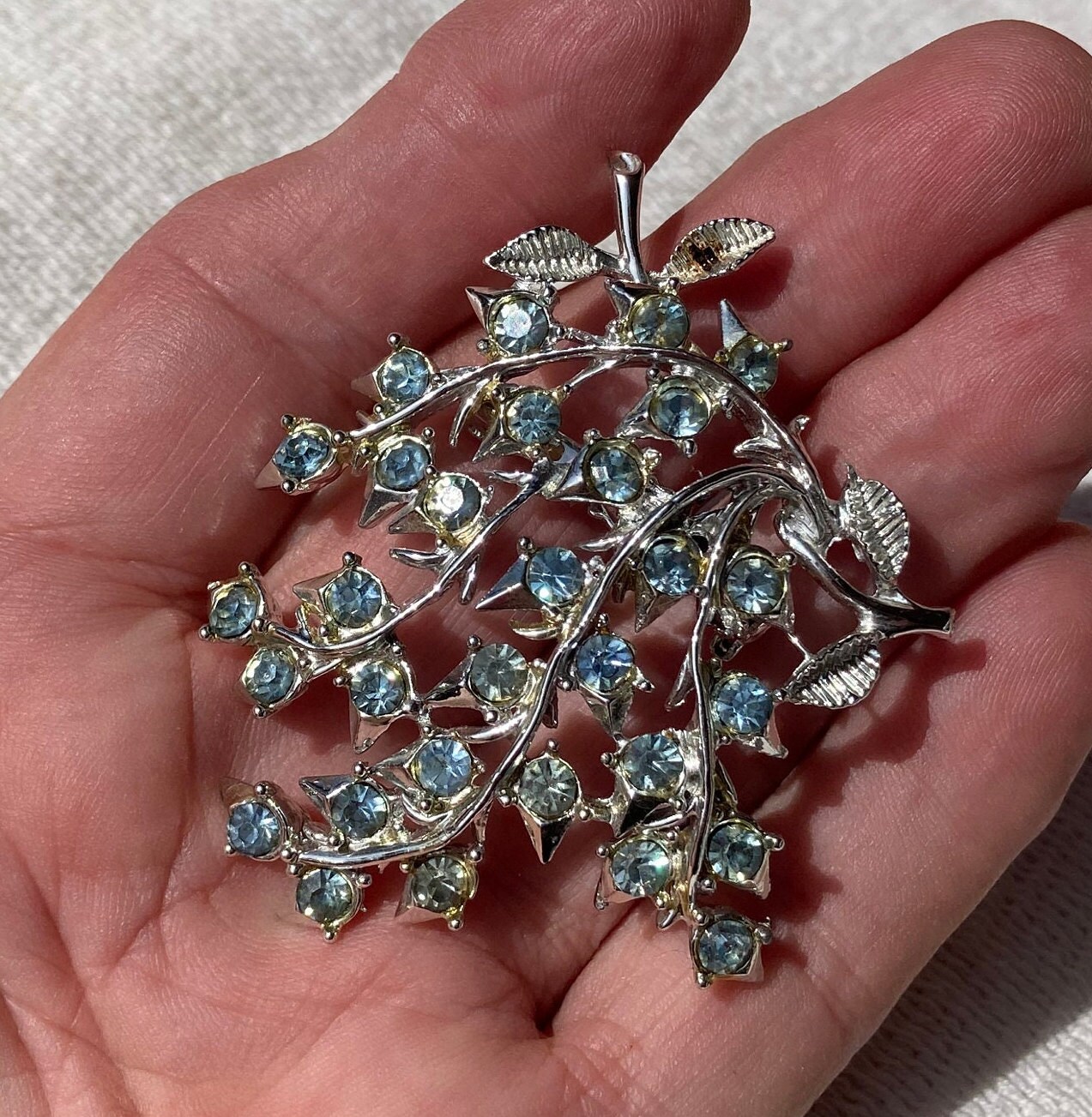 ヴィンテージ サイン入り デザイナー コロ ブローチ 淡いブルー ライン 