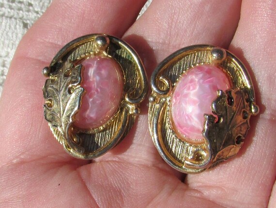 Whiting and Davis pink art glass vintage earrings… - image 4