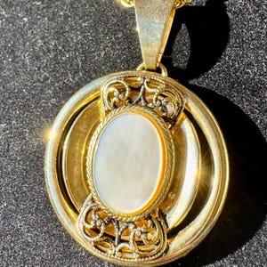 Vintage MOP mother of pearl pendant necklace and earrings set shipping included USA