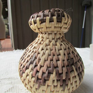 Vintage small zig zag pattern basket lidded olla jar hand made African Zulu style boho cottagecore decor free shipping USA