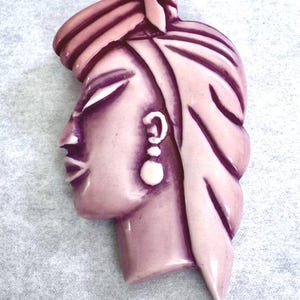 Broche Vintage En Bakélite Sculptée - Motif Biche/femme - Occasion