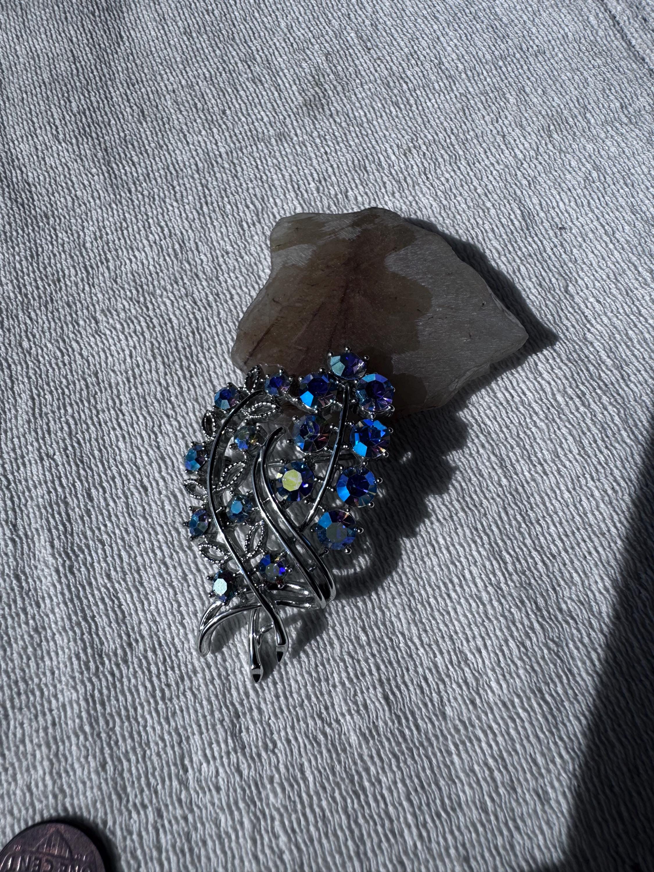 Spilla ALTO Stile Deep Blues MANDALA, Ruota Dei Fiori, AB Strass Blu, Ispirazione Vintage