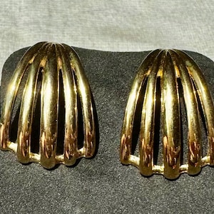 Pendientes de aro perforados en tono dorado con diseño geométrico curvo Trifari vintage, con envío gratuito a EE. UU.
