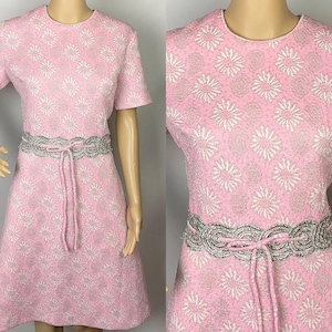 Vintage 1960s Designer Sterling Original Mod Pink, White & Silver Daisy Lurex Floral Shift Dress Medium-Large