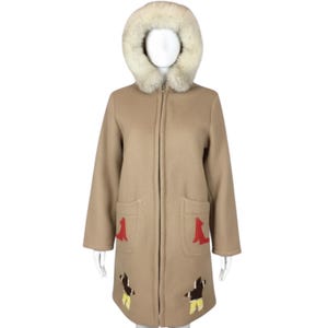 Abrigo de esquí vintage de los años 60 de la marca Hudson Bay, de lana beige y marrón claro, con apliques de escena ártica y ribete de piel, con capucha. Talla pequeña.