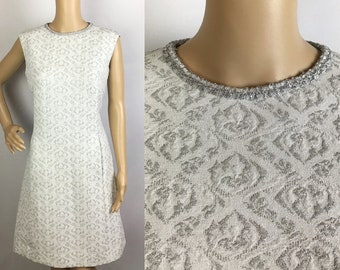 Vintage 1960s Designer Philip Kunick Mid Century Mod White & Silver Lurex Textured Brocade Crimplene Shift Dress Medium-Large