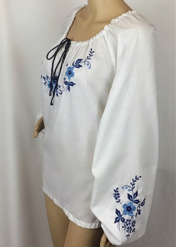 Vintage 1970s Hippie Folk White Cotton Blue Flora… - image 4