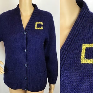 Suéter tipo cárdigan vintage de pin-up de mediados de siglo, de lana, azul marino, estilo universitario, con la letra "C", de los años 50, pequeño