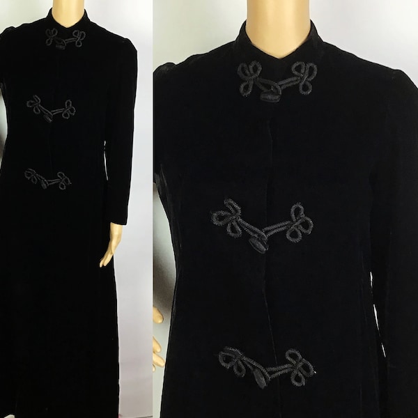 Vintage 1970 Gothic Victorian Black Velvet Asian Frog Tie Closure Long Maxi Coat Medium