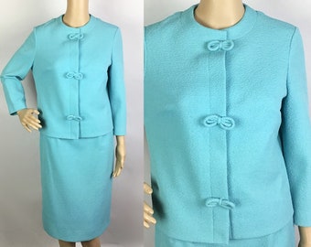 Vintage des années 1960 Designer Richmond Mid Century Mod Aqua Blue Crimplene Bow détail veste et tailleur jupe ensemble petit