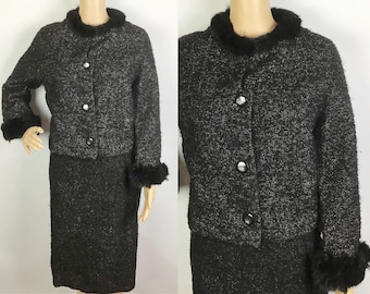 Pin Up vintage des années 1950 avec col et revers en fourrure de tweed noir et veste et tailleur jupe crayon ensemble moyen-grand