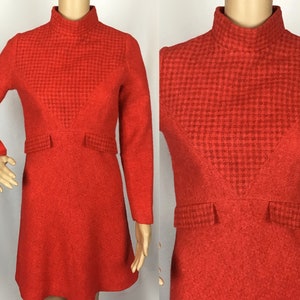Vintage 1960er Jahre Mid Century Mod Terracotta Orange Wolle Schachbrettmuster Latz A-Line Scooter Mini Etuikleid Klein