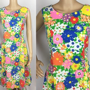 Designer américain vintage des années 1960 Lane Bryant Mid Century Mod arc-en-ciel floral pop imprimé une ligne droite robe moyenne-grande