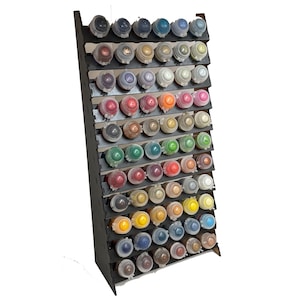 Op de afbeelding: Een zwarte houten verfstandaard met meerdere planken waarop rijen kleine spuitbussen in verschillende kleuren staan.