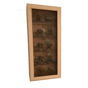 Könnte beinhalten: Ein Holzdisplay mit Glasregalen, das eine Sammlung kleiner grüner Figuren zeigt. Die Figuren sind in Reihen angeordnet, wobei jede Regal ein anderes Motiv zeigt.