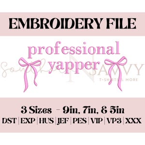 Könnte beinhalten: Stickdatei für eine rosa Schleife mit dem Text "professional yapper". Das Design ist in drei Größen erhältlich: 9 Zoll, 7 Zoll und 5 Zoll. Die enthaltenen Dateiformate sind DST, EXP, HUS, JEF, PES, VIP, VP3 und XXX.