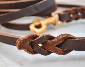 Flechtleder-Hundeleine oder -Führung Echtes Echtes Leder Dunkelbraunes geflochtenes Leder und Hochleistungs-Messingverschluss mit 'Love Knot'