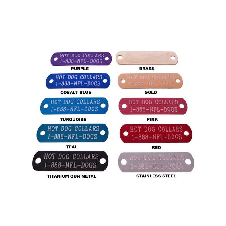 K&ouml;nnte beinhalten: Zehn verschiedene farbige Hundehalsband-Anh&auml;nger mit dem Text "HOT DOG COLLARS 1-888-NFL-DOGS" und der Farbe des Anh&auml;ngers darunter. Die Farben sind Lila, Kobaltblau, T&uuml;rkis, Teal, Titan-Grau-Metall, Messing, Gold, Pink, Rot und Edelstahl.