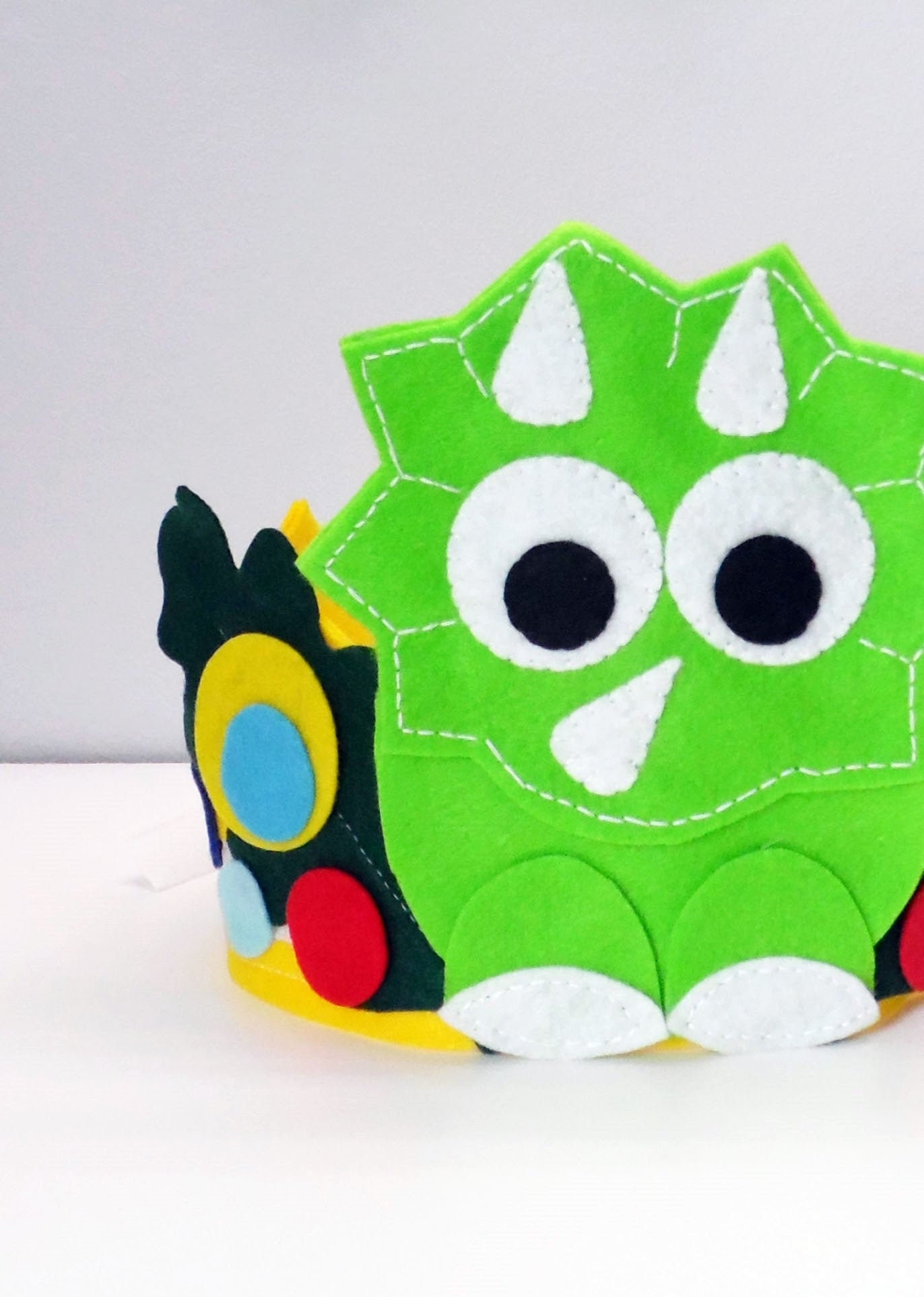 dinosaur with crown head