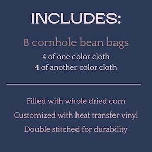 Puede incluir: Texto sobre un fondo azul marino: "INCLUYE: 8 sacos de frijoles para cornhole, 4 de tela de un color, 4 de tela de otro color. Rellenos de ma&iacute;z entero seco. Personalizados con vinilo de transferencia t&eacute;rmica. Doble costura para mayor durabilidad."