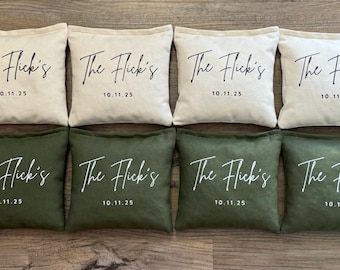 8 bolsitas de frijoles personalizadas para bodas con letras modernas para Cornhole, nombres de pareja con fecha o año de boda, logotipo de la novia y el novio en cursiva.