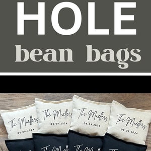 Puede incluir: Bolsas de frijoles Cornhole personalizadas, en negro, crema y verde, con nombres y fechas. Se muestran sobre una superficie de madera. Tambi&eacute;n se ve el texto "wedding CORN HOLE bean bags". Ideal para bodas.