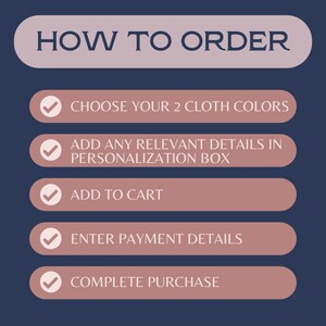 Puede incluir: Un gr&aacute;fico con instrucciones sobre c&oacute;mo realizar un pedido. El texto dice "HOW TO ORDER" en la parte superior. Los pasos son: Elige 2 colores de tela, a&ntilde;ade detalles en el cuadro de personalizaci&oacute;n, a&ntilde;ade al carrito, introduce los datos de pago y completa la compra.