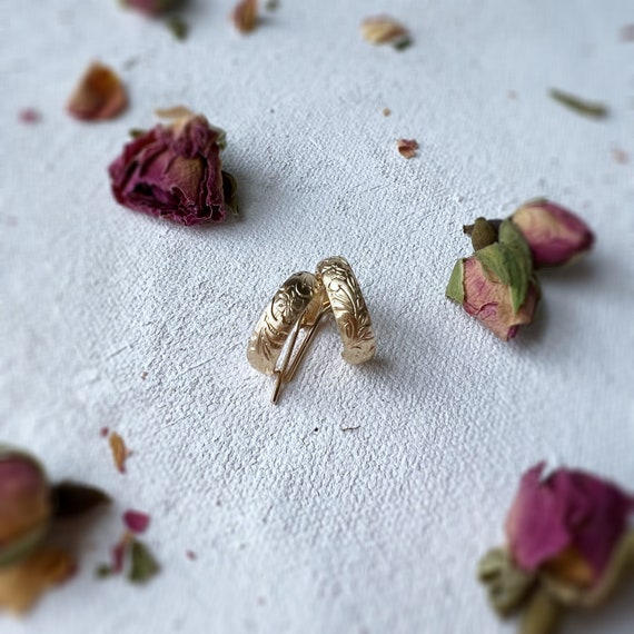 Victoria Floral Engraved Huggie Hoops, Gold Huggie Hoop Earrings, Romantic Jewelry, Romantic gift for her, Floral Jewelry, Vintage Jewelry
