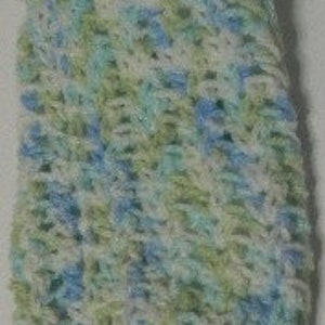 Puede incluir: Un zapatito de bebé tejido en tonos azules, verdes y blancos.