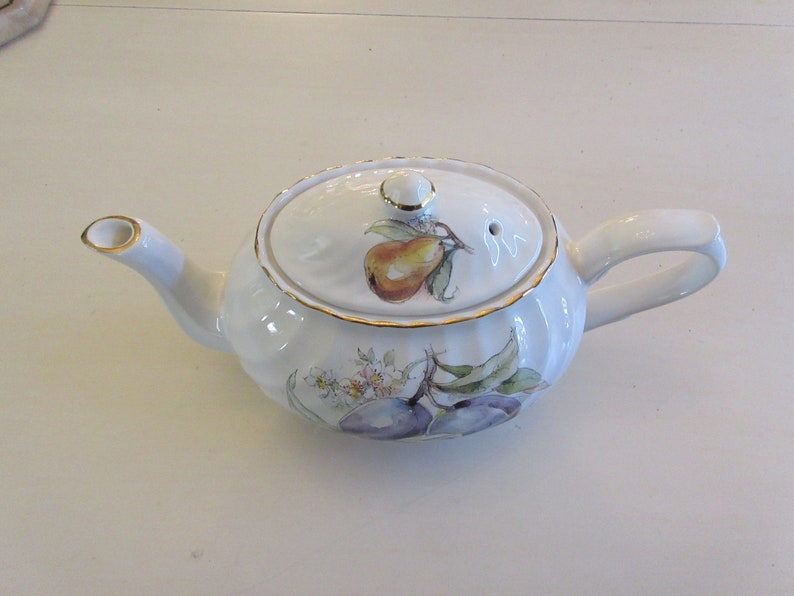 ENGLAND STAFFORDSHIRE TEAPOT with Lid