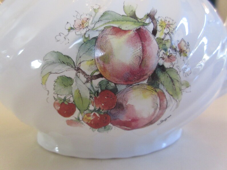 ENGLAND STAFFORDSHIRE TEAPOT with Lid