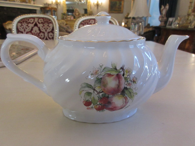 ENGLAND STAFFORDSHIRE TEAPOT with Lid