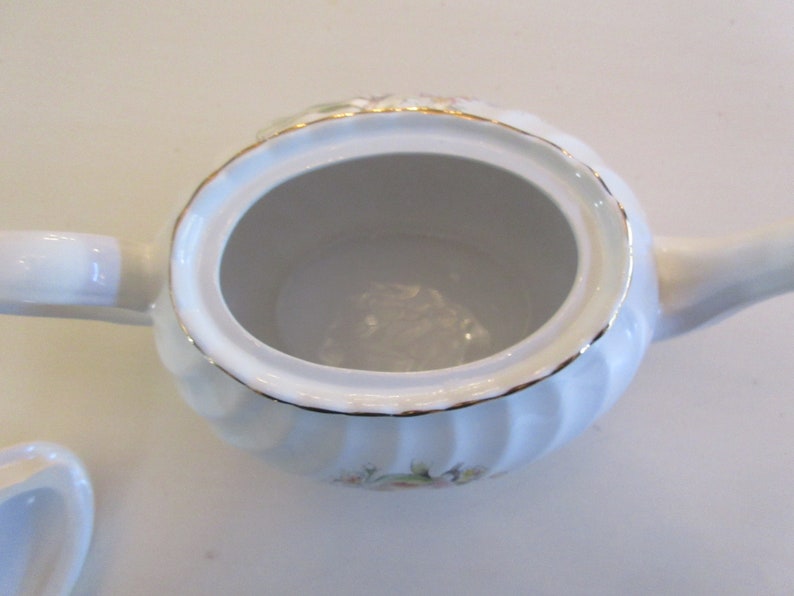 ENGLAND STAFFORDSHIRE TEAPOT with Lid