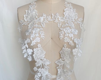 Puede incluir: Aplique de encaje floral blanco con delicadas flores y hojas. Este encaje es perfecto para añadir un toque de elegancia a los vestidos de novia, los accesorios de novia u otros proyectos de artesanía.
