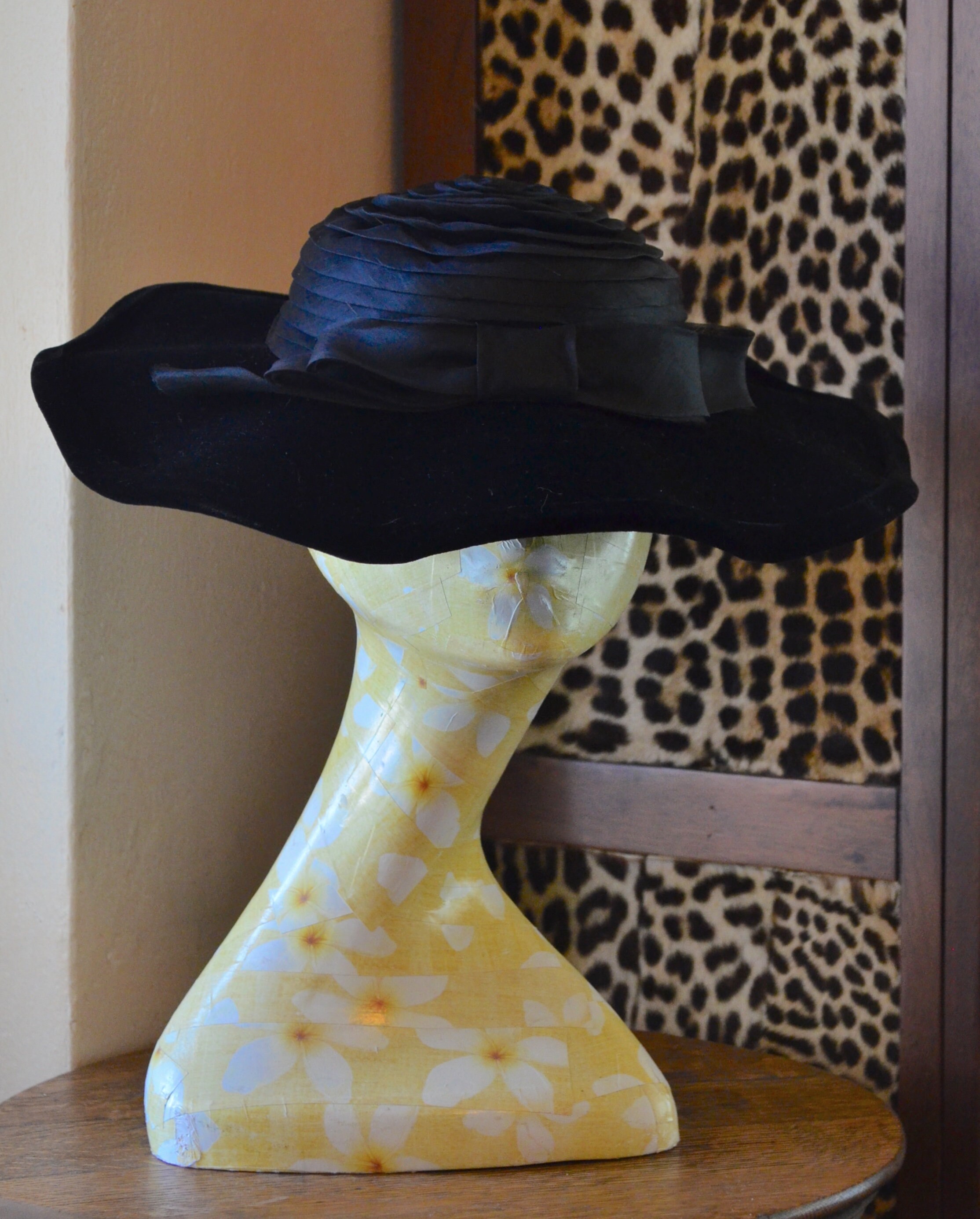 1940s Wide Brim Cartwheel Hat ~ Black Velvet and Pleated  display picture 2