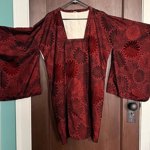 VNTG 1960s Authentic Japanese Michiyuki/ Haori /Over Kimono Jacket in Red & Black Floral Damask Size S-M