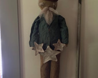 Primitiver Uncle Sam mit Sternen-Girlande
