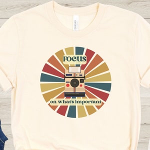 Focus sur ce qui est important Chemise , appareil photo Polaroid vintage, chemise de photographe, Rétro Polaroid, cadeau de photographe, appareil photo