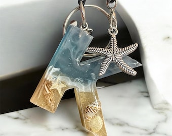 Portachiavi personalizzato con lettera a tema spiaggia, portachiavi in resina con alfabeto marino, portachiavi con iniziale a conchiglia, regalo a tema costiero per lei, bomboniera per matrimonio in spiaggia.