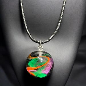 Naszyjnik z żywicy inspirowany zorzą polarną – abstrakcyjna miniaturowa zawieszka Aurora World – ręcznie robiona biżuteria Orb o średnicy 20 mm