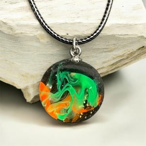 Collana con sfera in resina ispirata all'aurora boreale - Ciondolo astratto Aurora Mini World - Gioielli fatti a mano con sfera da 20 mm