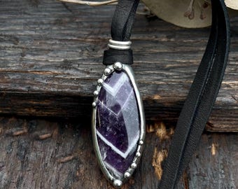 Collier pendentif chevron améthyste, cordon en cuir noir