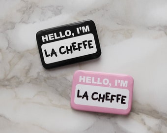 Badge "Hello, I'm la cheffe" | patronne féministe girl power boss dirigeante woman entrepreneuse bonjour broche épingle pop | idée cadeau