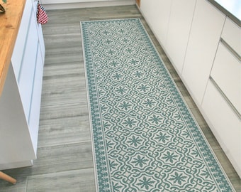 Grüner Teppichläufer aus Vinyl. Küchen Bodenmatte mit Vintage Fliesen und dekorativem Rahmen. Spanisches Fliesen Design in grün. Grüne Vinyl Bodenmatte.