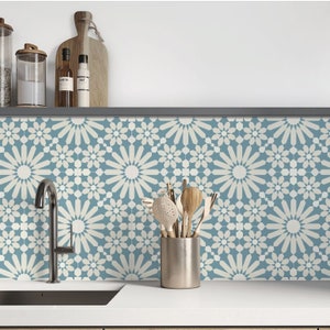 Puede incluir: Un salpicadero de cocina con un patrón geométrico azul y blanco de flores estilizadas. El salpicadero está hecho de azulejos de cerámica y tiene un diseño moderno.