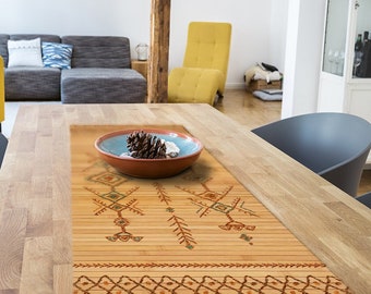 Chemin de table en bambou au design bohème, inspiré de l'art berbère d'Afrique du Nord. Design coloré sur fond beige. Antidérapant en bambou naturel.